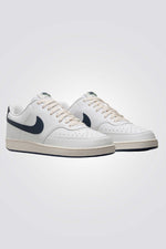 נעליים מבית המותג NIKE, בעלות מדרס פנימי רך שעוטף את הרגל ומספק נוחות מירבית. סולייה חיצונית שמספקת אחיזה מלאה לאורך כל היום.