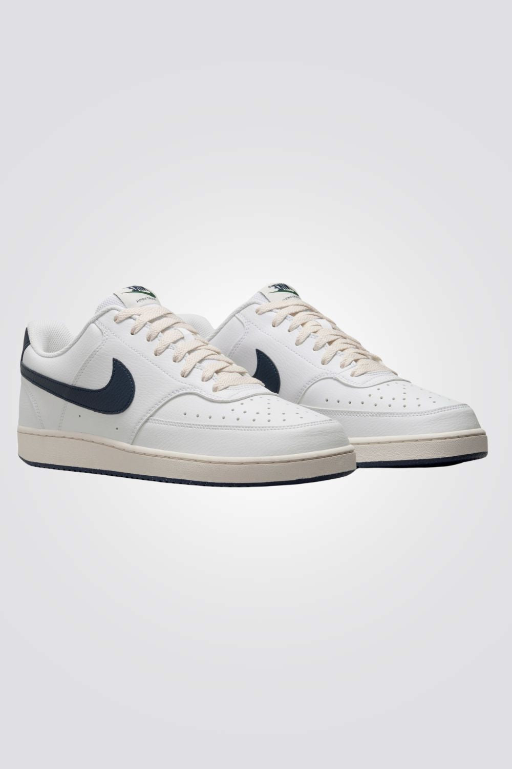 נעליים מבית המותג NIKE, בעלות מדרס פנימי רך שעוטף את הרגל ומספק נוחות מירבית. סולייה חיצונית שמספקת אחיזה מלאה לאורך כל היום.