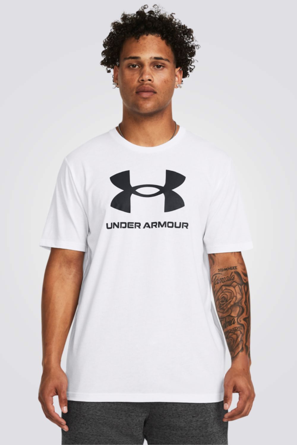 חולצה מבית המותג UNDER ARMOUR , עשויה מבד מנדף זיעה ששומר על הגוף שלך מאורר לאורך האימון