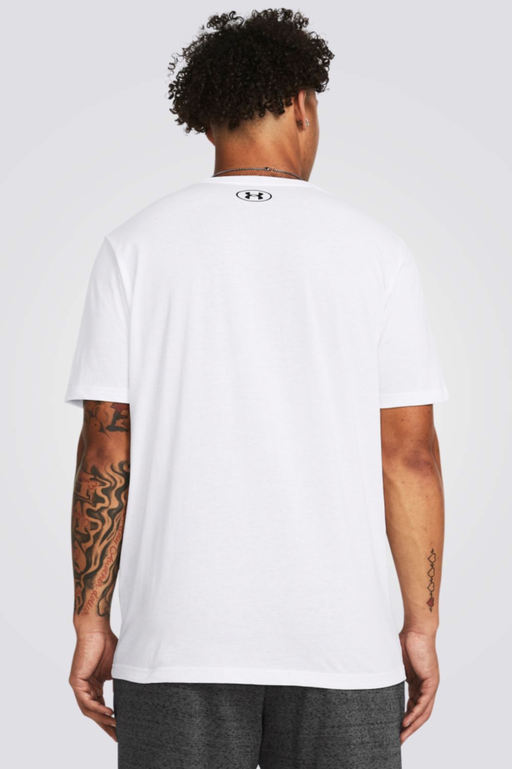 חולצה מבית המותג UNDER ARMOUR , עשויה מבד מנדף זיעה ששומר על הגוף שלך מאורר לאורך האימון