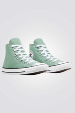 סניקרס מבית המותג CONVERSE , בעלות סולייה חיצונית מגומי ומדרס פנימי שמספק תמיכה מקסימלית לשמירה על נוחות מירבית לאורך כל היום