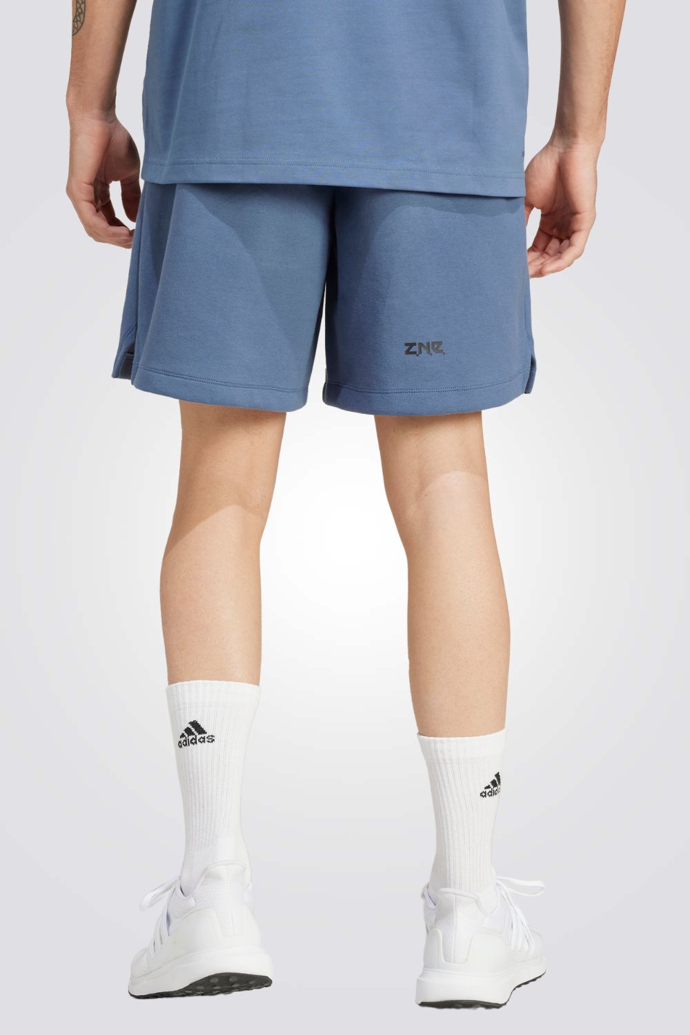 מכנסיים מבית המותג ADIDAS,עשוי מבד מנדף זיעה ששומר על הגוף שלך מאורר לאורך כל היום. כיסי צד לשמירה של החפצים שלך בצורה הנוחה ביותר. מותן אלסטית עם שרוך להתאמה מושלמת.