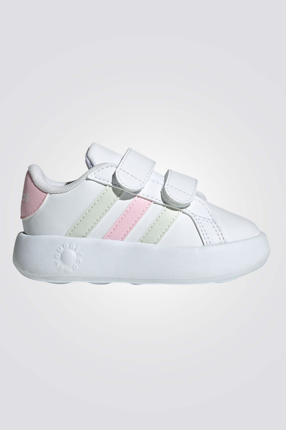 נעליים מבית המותג ADIDAS , בעלות מדרס פנימי שמעניק נוחות מירבית ועוטף את הרגל מבפנים  לאורך כל היום. סולייה חיצונית מגומי שמספקת אחיזה מלאה בקרקע. רצועות קדמיות בסגירת סקוטש להתאמה מושלמת 