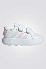 נעליים מבית המותג ADIDAS , בעלות מדרס פנימי שמעניק נוחות מירבית ועוטף את הרגל מבפנים  לאורך כל היום. סולייה חיצונית מגומי שמספקת אחיזה מלאה בקרקע. רצועות קדמיות בסגירת סקוטש להתאמה מושלמת 