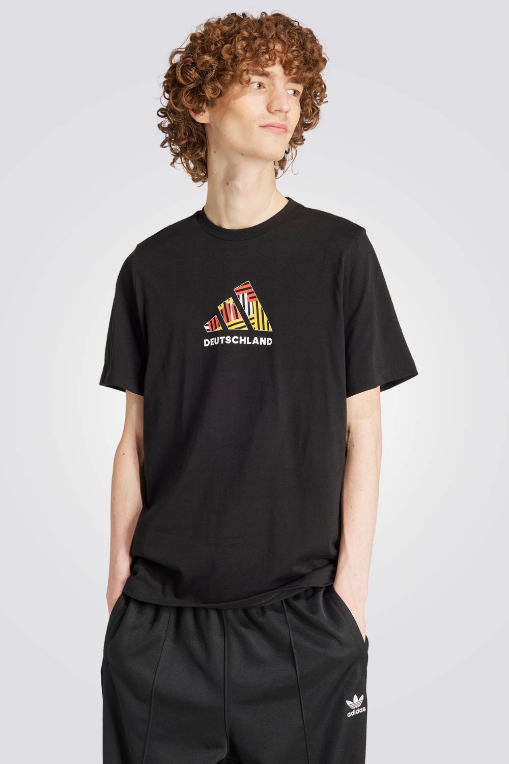 חולצה מבית המותג ADIDAS משלבת, נוחות בלתי מתפשרת ואופנתיות יומיומית ומתאימה לכל לבוש שתבחר .