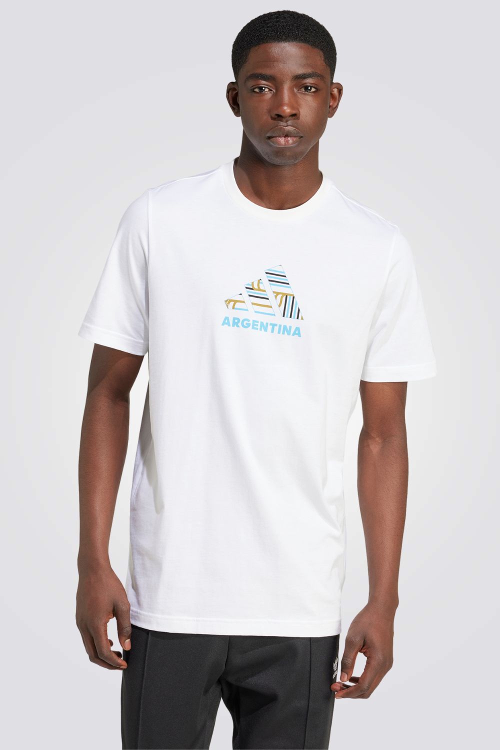 חולצה מבית המותג ADIDAS משלבת, נוחות בלתי מתפשרת ואופנתיות יומיומית ומתאימה לכל לבוש שתבחר .