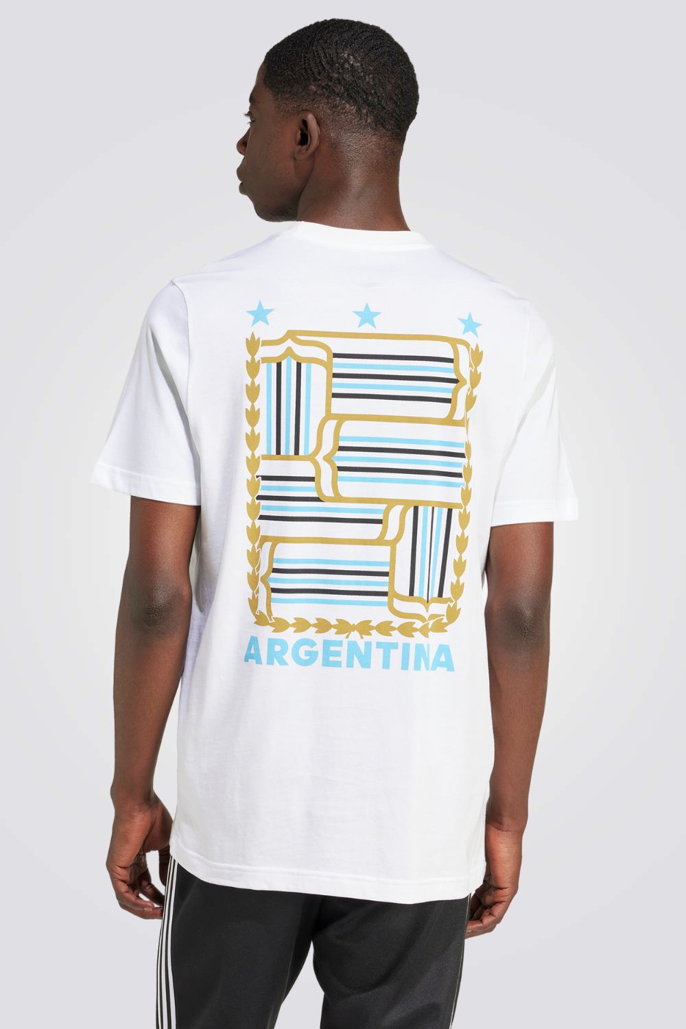 חולצה מבית המותג ADIDAS משלבת, נוחות בלתי מתפשרת ואופנתיות יומיומית ומתאימה לכל לבוש שתבחר .