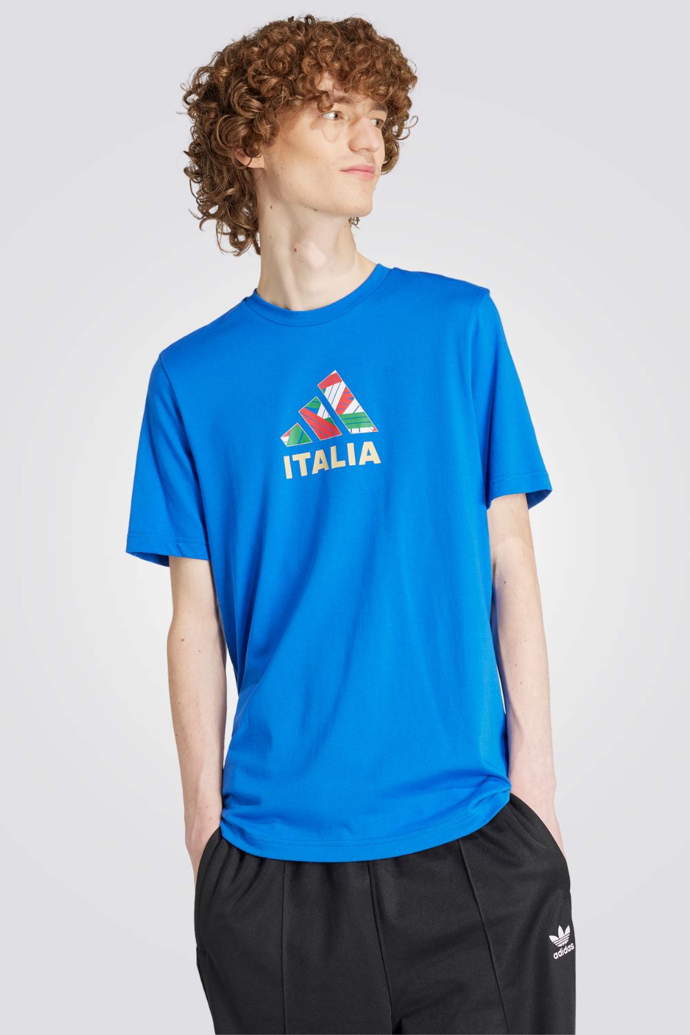 חולצה מבית המותג ADIDAS משלבת, נוחות בלתי מתפשרת ואופנתיות יומיומית ומתאימה לכל לבוש שתבחר .