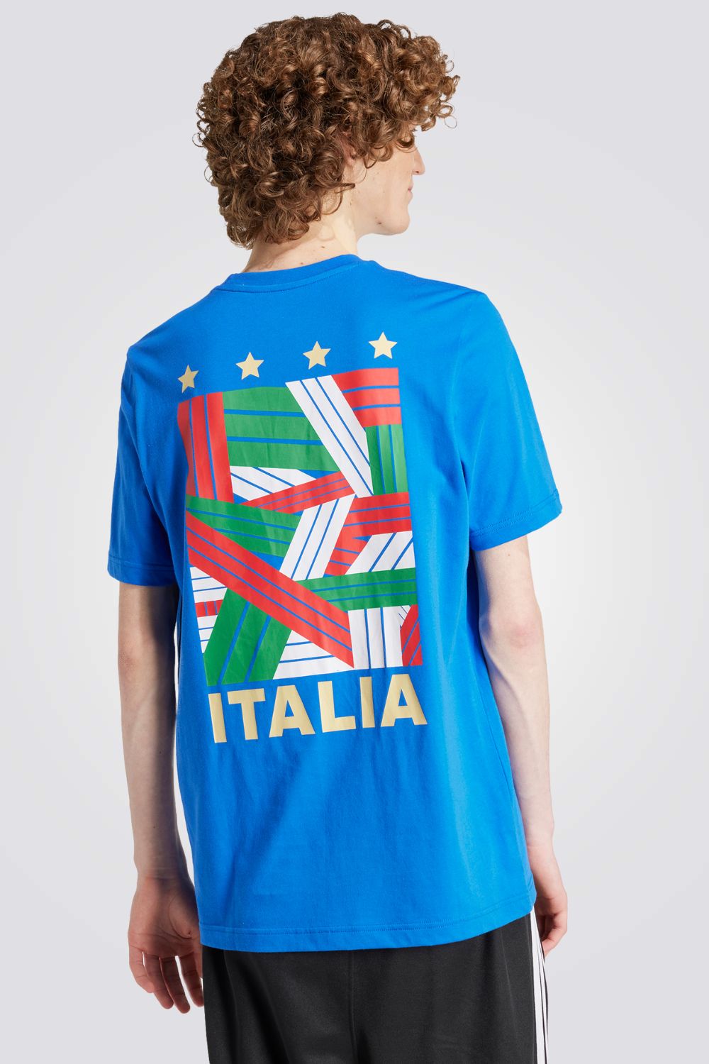 חולצה מבית המותג ADIDAS משלבת, נוחות בלתי מתפשרת ואופנתיות יומיומית ומתאימה לכל לבוש שתבחר .