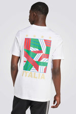 חולצה מבית המותג ADIDAS , עשויה מבד נוח ומשלבת בין אופנתיות לנוחות בלתי מתפשרת