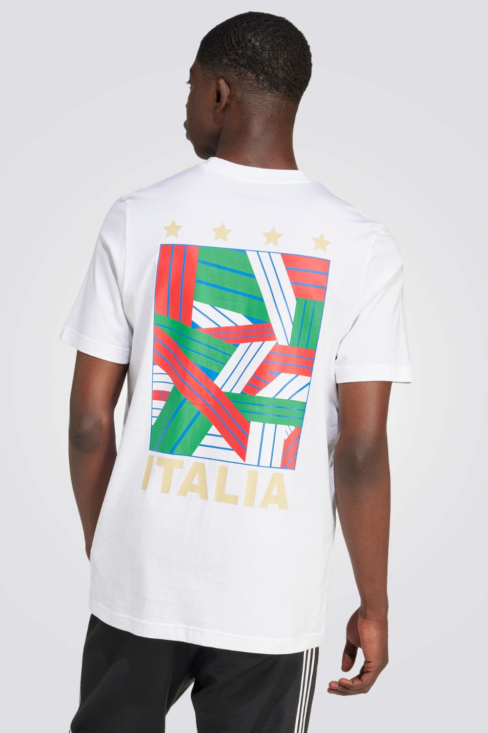 חולצה מבית המותג ADIDAS , עשויה מבד נוח ומשלבת בין אופנתיות לנוחות בלתי מתפשרת