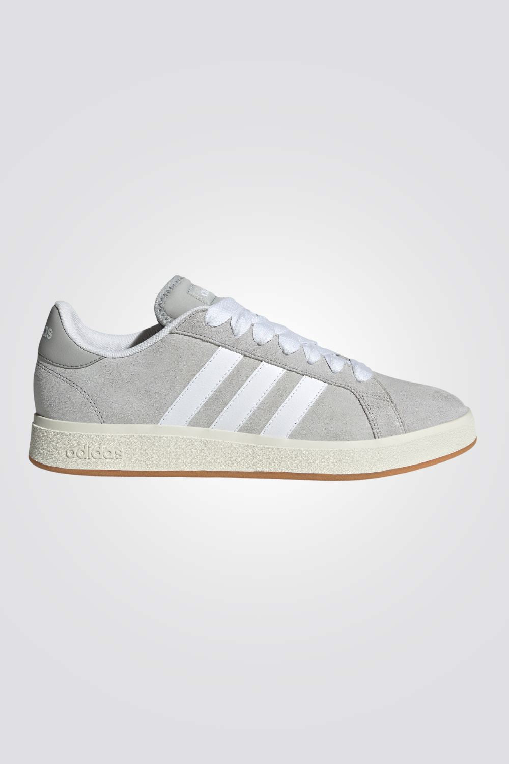 נעליים מבית המותג ADIDAS , בעלות מדרס פנימי שמעניק נוחות מירבית ועוטף את הרגל מבפנים לאורך כל היום. סולייה חיצונית מגומי שמספקת אחיזה מלאה בקרקע