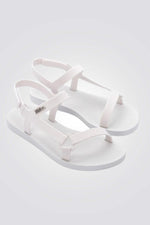 סנדלים מבית המותג MELLISA בעלות מדרס פנימי רך במיוחד שעוטף את הרגל בנוחות בלתי מתפשרת. סולייה חיצונית עמידה שמספקת אחיזה מלאה בקרקע.