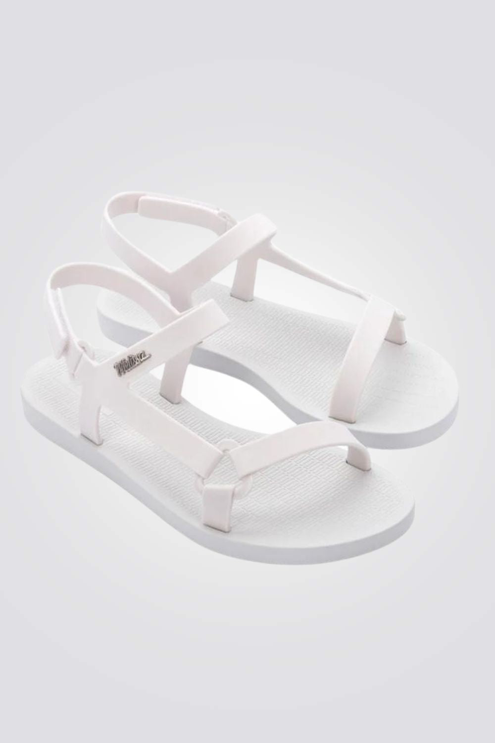 סנדלים מבית המותג MELLISA בעלות מדרס פנימי רך במיוחד שעוטף את הרגל בנוחות בלתי מתפשרת. סולייה חיצונית עמידה שמספקת אחיזה מלאה בקרקע.