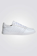  נעליים מבית המותג ADIDAS , בעלות מדרס פנימי שמעניק נוחות מירבית ועוטף את הרגל מבפנים  לאורך כל היום. סולייה חיצונית מגומי   שמספקת אחיזה מלאה בקרקע. 