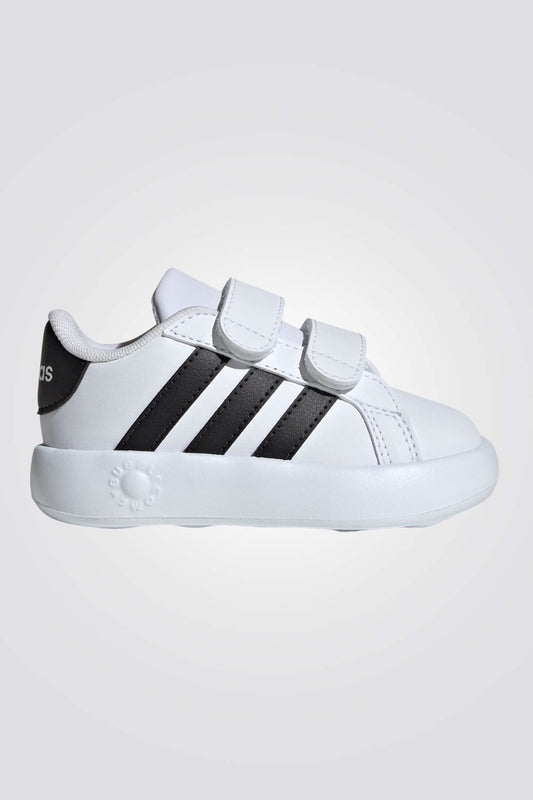 נעליים מבית המותג ADIDAS , בעלות מדרס פנימי שמעניק נוחות מירבית ועוטף את הרגל מבפנים לאורך כל היום. סולייה חיצונית  שמספקת אחיזה מלאה בקרקע. רצועות קדמיות בסגירת סקוטש להתאמה מושלמת.