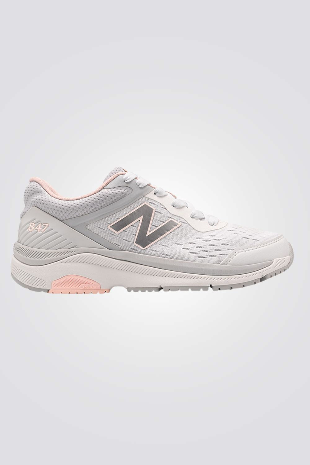 נעליים מבית המותג NEW BALANCE, בעלת מדרס נוח במיוחד שמספק מעטפת של רכות לאורך כל היום בעיקר באיזורים הקריטים. מערכת תמיכה משופרת שעוזרת לשלוט בתנועת כף הרגל האחורית,  סולייה חיצונית עם חריצים שמספקים איורור ומעניקים תחושה רכה מתחת לרגל לאורך כל היום.