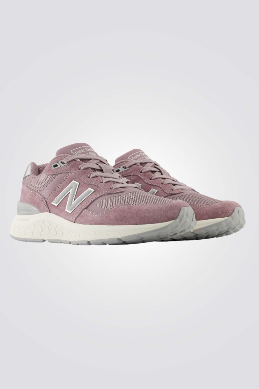 נעליים מבית המותג NEW BALANCE, בעלת מדרס נוח במיוחד שמספק מעטפת של רכות לאורך כל היום.  סולייה חיצונית עמידה בחשיקה ומספקת אחיזה מקסימלית לאורך כל היום .