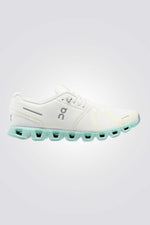 נעליים מבית המותג On Cloud , בעלות מדרס פנימי שמעניק נוחות מירבית ועוטף את הרגל מבפנים לאורך כל היום. סולייה חיצונית שמספקת אחיזה מלאה בקרקע.