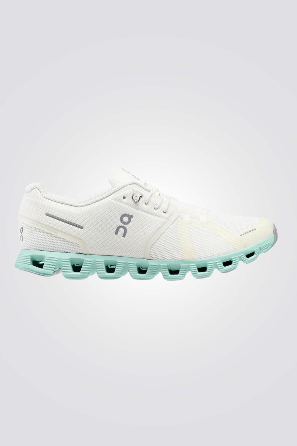 נעליים מבית המותג On Cloud , בעלות מדרס פנימי שמעניק נוחות מירבית ועוטף את הרגל מבפנים לאורך כל היום. סולייה חיצונית שמספקת אחיזה מלאה בקרקע.