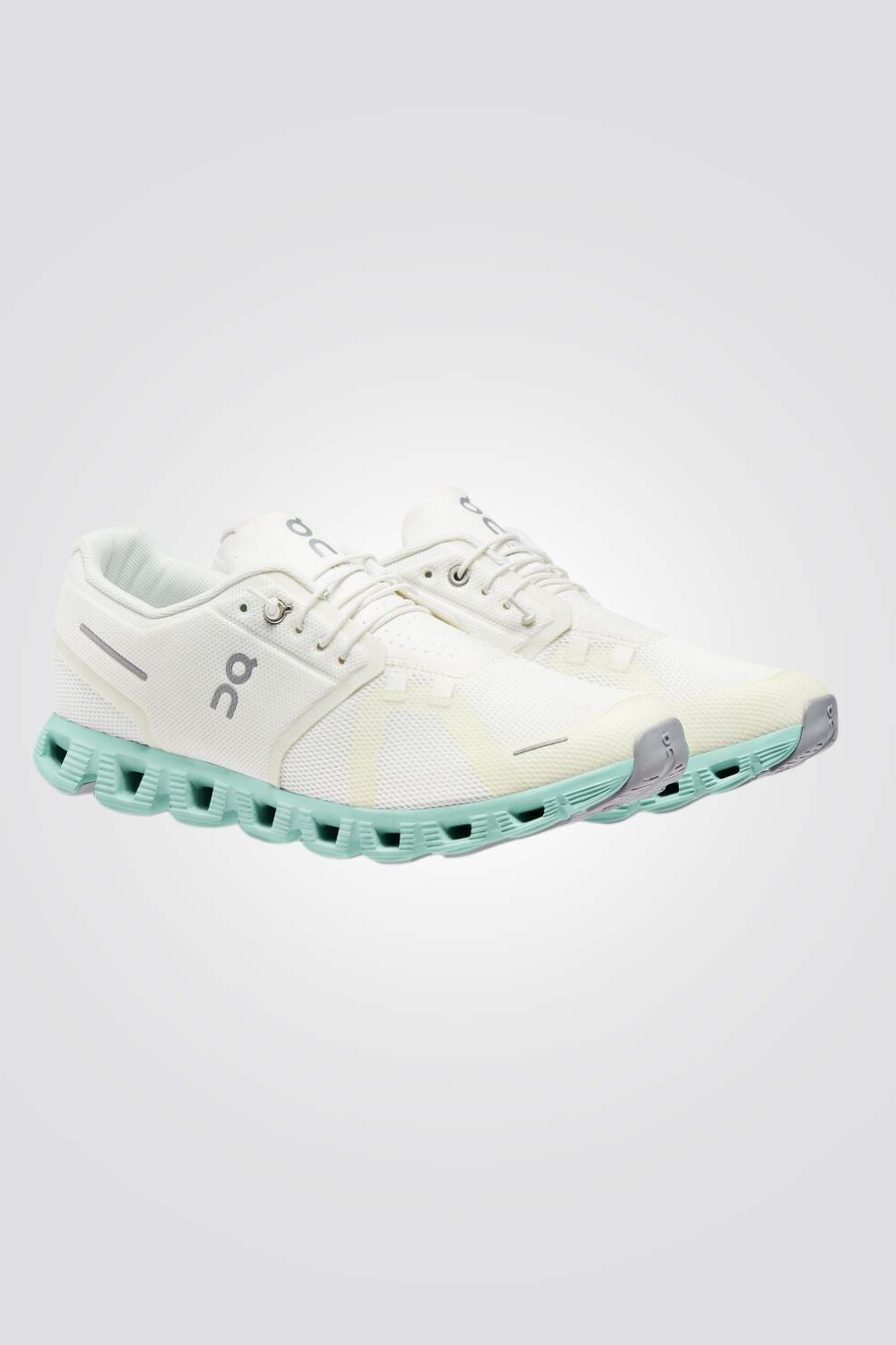 נעליים מבית המותג On Cloud , בעלות מדרס פנימי שמעניק נוחות מירבית ועוטף את הרגל מבפנים לאורך כל היום. סולייה חיצונית שמספקת אחיזה מלאה בקרקע.