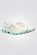 נעליים מבית המותג On Cloud , בעלות מדרס פנימי שמעניק נוחות מירבית ועוטף את הרגל מבפנים לאורך כל היום. סולייה חיצונית שמספקת אחיזה מלאה בקרקע.