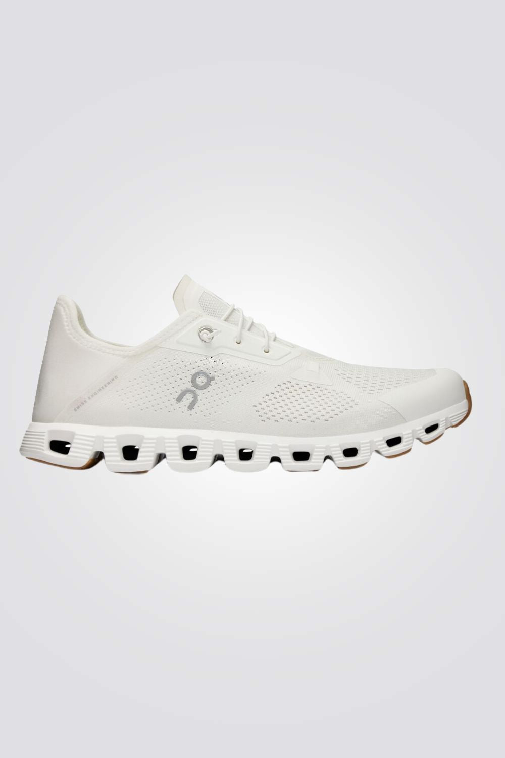 נעליים מבית המותג On Cloud , בעלות מדרס פנימי שמעניק נוחות מירבית ועוטף את הרגל מבפנים לאורך כל היום. סולייה חיצונית שמספקת אחיזה מלאה בקרקע.