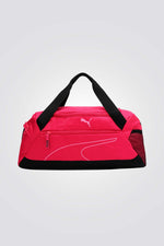 תיק מבית המותג PUMA, בעל רוכסן דו כיווני בתא הראשי שמספק גישה נוחה לפריטים שלך. כיסים קדמיים וצדדים בסגירת רוכסן לשמירה על החפצים שלך בדרך הבטוחה ביותר. רצועת כתף מתכוננת לנשיאה נוחה והתאמה מושלמת