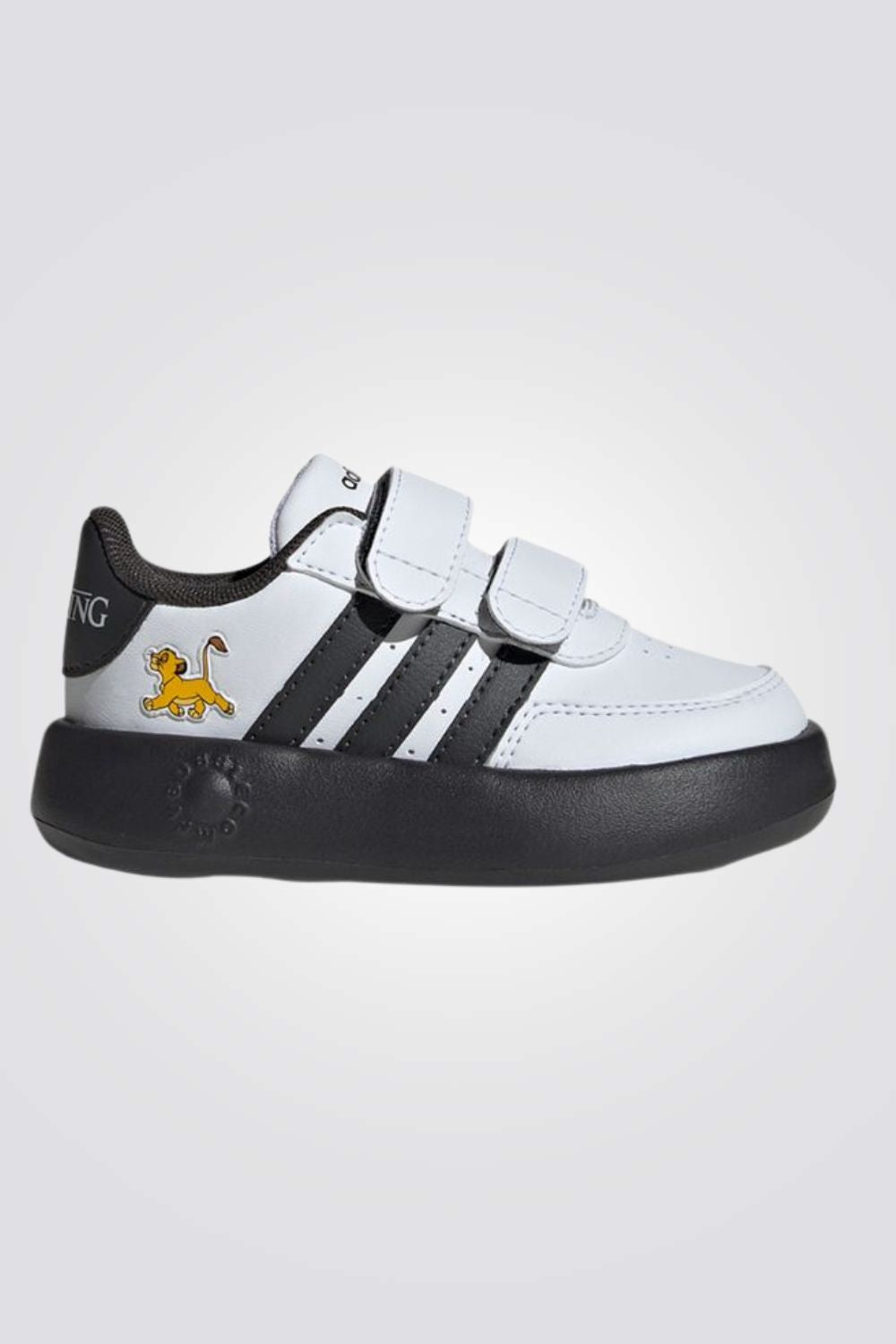 סניקרס מבית המותג ADIDAS, הנעליים הקלות הללו משקיעות רוח חיים בצעירים שמחפשים כיף ונוחות כמו סימבה. הן מיועדות להצעירים הקטנים שמגלים את רגליהם, בהשראת מלך האריות של דיסני. החלק העליון הקל משקל והסולייה הרכה של EVA מספקים תמיכה מושלמת לרגליים הצומחות. הרצועות הנצמדות מהירות מקלות על הלבישה והסרה, מאפשרות לקטנטנים להיות גמישים ולסייר באזור המקומי או לחקור את ארצות הגאווה עם הוריהם.