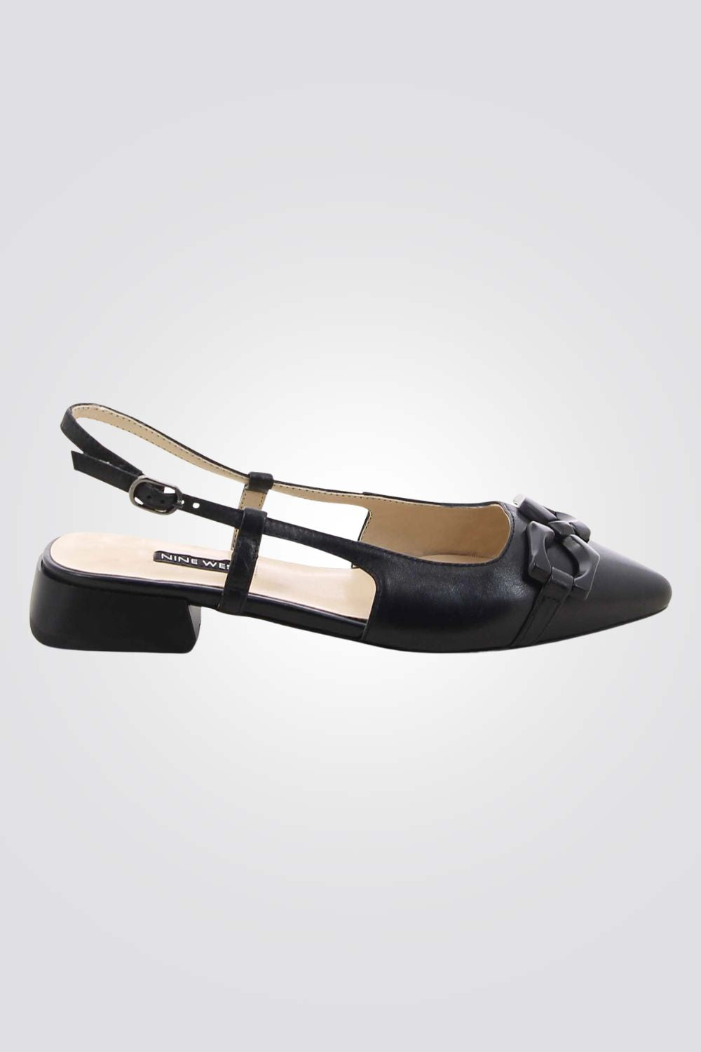 נעלי סירה עם שפיץ ועקב קטן ונמוך משלבות רצועת קרסול דקה ופתח אחורי מעוצבות בסטייל אלגנטי ועדין הכולל שרשרת גורמט מרשימה.