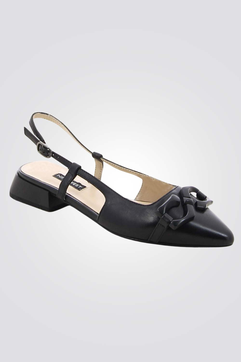 נעלי סירה עם שפיץ ועקב קטן ונמוך משלבות רצועת קרסול דקה ופתח אחורי מעוצבות בסטייל אלגנטי ועדין הכולל שרשרת גורמט מרשימה.