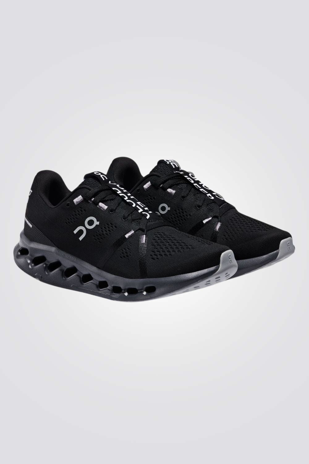 נעליים מבית המותג On Cloud עשויה מחומר סינתטי גמיש וקל משקל שמספק תמיכה מלאה לרגל. סולייה מיוחדת שמפחיתה מאמץ על הברכיים , השרירים והפרקים.