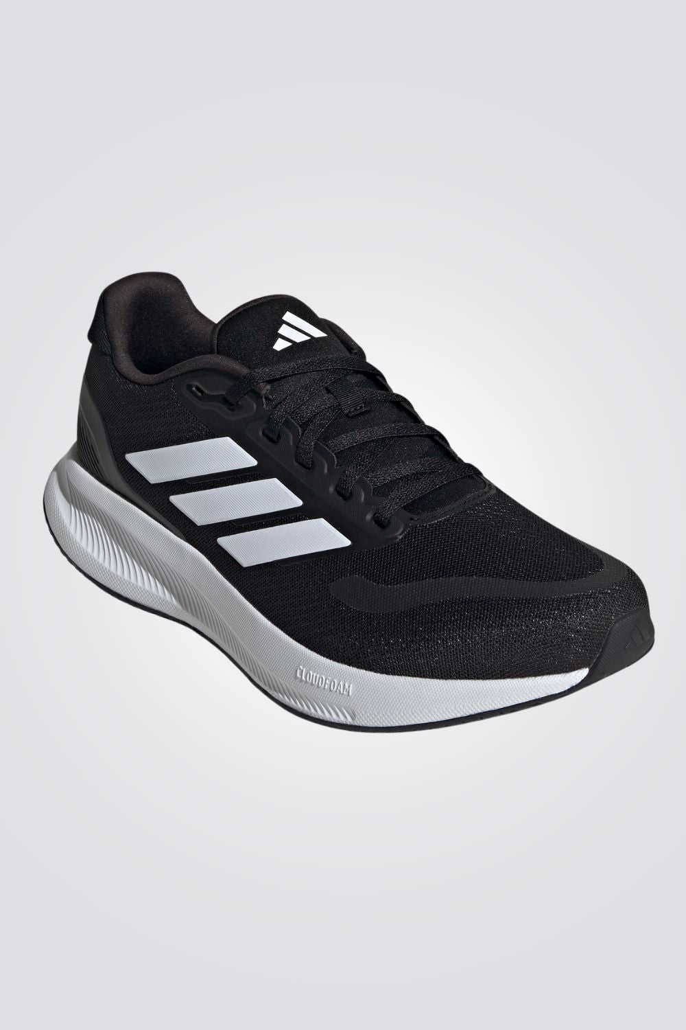 נעליים מבית המותג ADIDAS ,בעלות מדרס פנימי בטכנולוגית Cloudfoam שמספק נוחות מלאה שעוטפת את הרגל בכל .צעד.  סוליית ביניים מרוכזת רכה ותומכת מרגע הכניסה של הרגל. החלק העליון בעל רשת מאוררת שמאפשרת הכנסת זרימת אוויר קרירה במהלך פעילות גופנית.