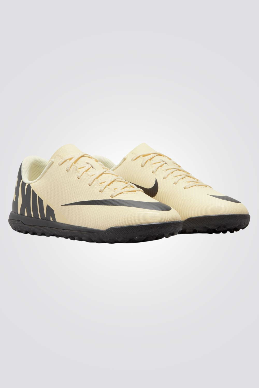 נעליים מבית המותג NIKE, בעלות מדרס פנימי שעוטף את הרגל ומספק רכות מלאה בכל צעד. סולייה חיצונית שמספקת אחיזה מלאה בקרקע בכל שלב במשחק . שילוב מושלם בין נוחות וביצועים שמספקים חווית משחק אופטימלית במגרש 