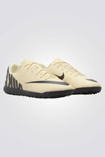 נעליים מבית המותג NIKE, בעלות מדרס פנימי שעוטף את הרגל ומספק רכות מלאה בכל צעד. סולייה חיצונית שמספקת אחיזה מלאה בקרקע בכל שלב במשחק . שילוב מושלם בין נוחות וביצועים שמספקים חווית משחק אופטימלית במגרש 