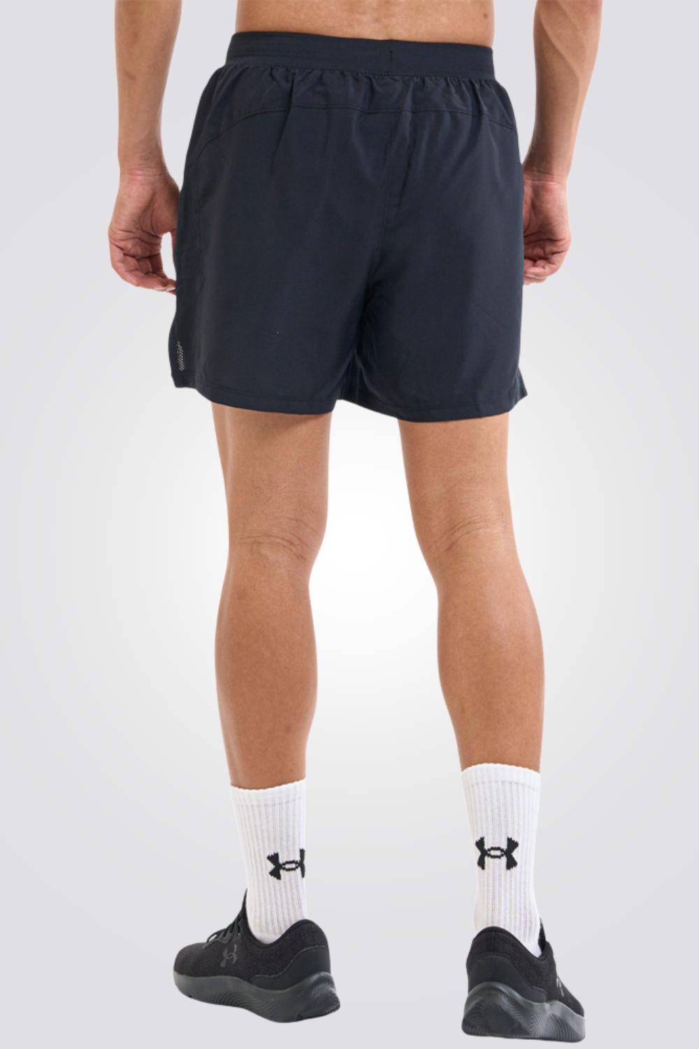 מכנסיים מבית המותג Under Armour, עשויות מבד מנדף זיעה ששומר על הגוף שלך מאורר לאורך האימון. מותניים אלסטיות עם שרוך להתאמה מושלמת . כיס פנימי מוחבא לאיחסון הטלפון וכיסי צד לשמירה נוחה של החפצים החשובים 