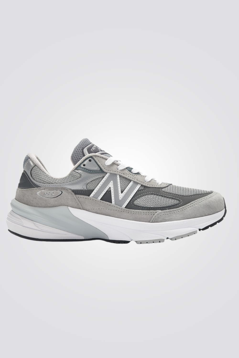 נעליים מבית המותג New Balance , בעלות ריפוד פנימי בטכנולוגיית Fuelcell המחזיר אנרגיה מהקרקע ומספק מעטפת רכה במיוחד לרגל. גפת זמש ורשת למראה פרימיום ואוורור כף הרגל. סוליית ביניים מרופדת וסוליית גומי חיצונית להליכה נוחה ורכות בכל צעד.