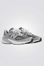 נעליים מבית המותג New Balance , בעלות ריפוד פנימי בטכנולוגיית Fuelcell המחזיר אנרגיה מהקרקע ומספק מעטפת רכה במיוחד לרגל. גפת זמש ורשת למראה פרימיום ואוורור כף הרגל. סוליית ביניים מרופדת וסוליית גומי חיצונית להליכה נוחה ורכות בכל צעד.