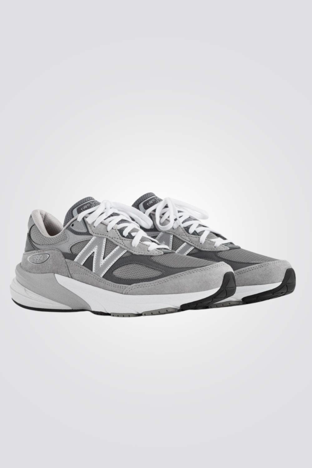 נעליים מבית המותג New Balance , בעלות ריפוד פנימי בטכנולוגיית Fuelcell המחזיר אנרגיה מהקרקע ומספק מעטפת רכה במיוחד לרגל. גפת זמש ורשת למראה פרימיום ואוורור כף הרגל. סוליית ביניים מרופדת וסוליית גומי חיצונית להליכה נוחה ורכות בכל צעד.