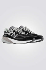 נעליים מבית המותג New Balance , בעלות ריפוד פנימי בטכנולוגיית Fuelcell המחזיר אנרגיה מהקרקע ומספק מעטפת רכה במיוחד לרגל. גפת זמש ורשת למראה פרימיום ואוורור כף הרגל. סוליית ביניים מרופדת וסוליית גומי חיצונית להליכה נוחה ורכות בכל צעד.