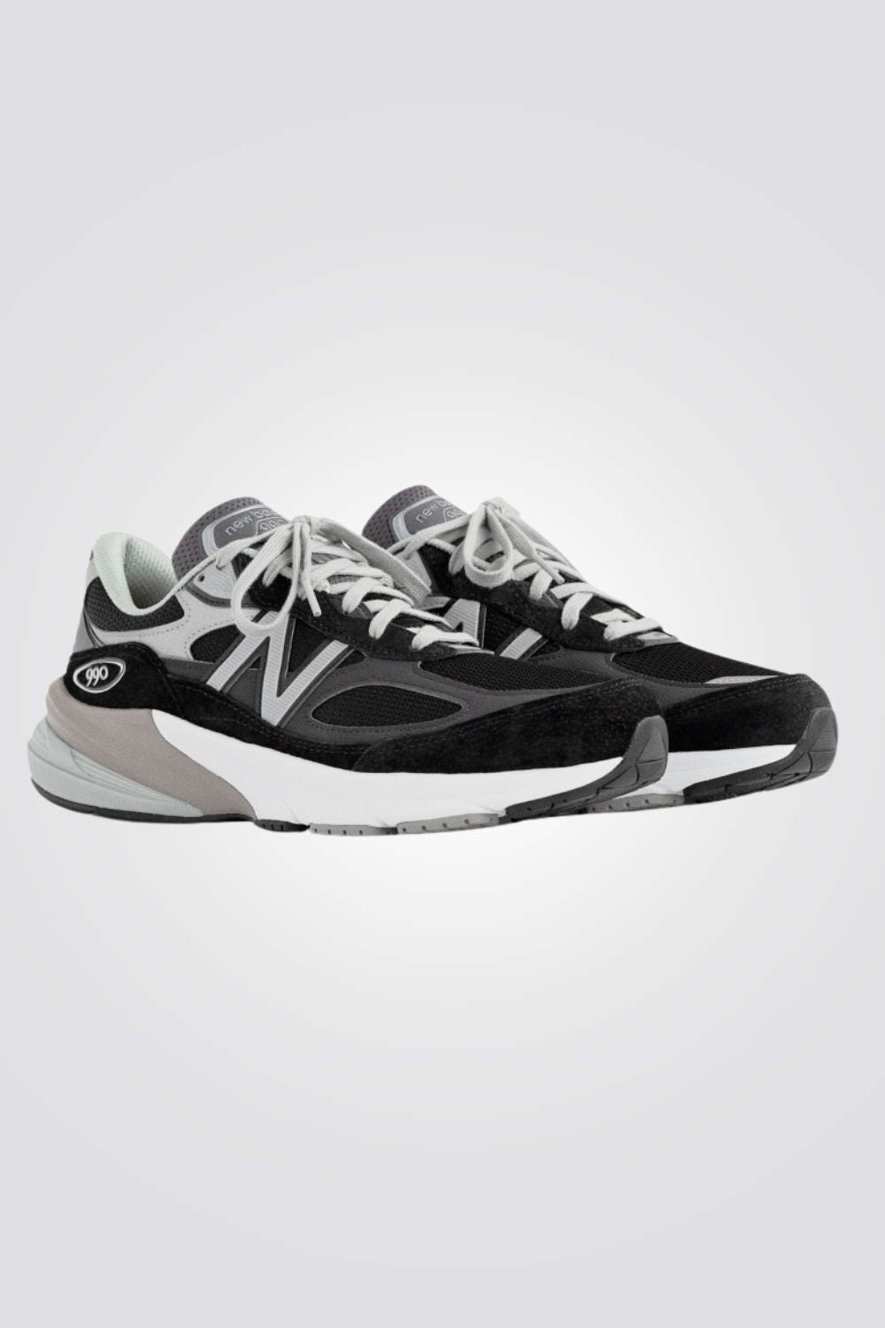 נעליים מבית המותג New Balance , בעלות ריפוד פנימי בטכנולוגיית Fuelcell המחזיר אנרגיה מהקרקע ומספק מעטפת רכה במיוחד לרגל. גפת זמש ורשת למראה פרימיום ואוורור כף הרגל. סוליית ביניים מרופדת וסוליית גומי חיצונית להליכה נוחה ורכות בכל צעד.