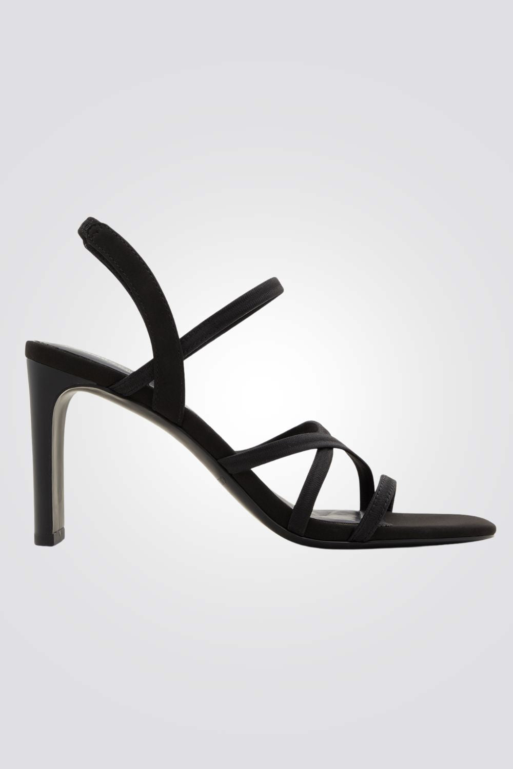 סנדלים מבית המותג CALL IT SPRING , בעלות רצועה אחורית אלסטית להתאמה מושלמת ולשמירה על העקב מונח במקום.