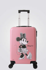 מזוודה מבית המותג DISNEY, עשויה חומר ABS חזק ועמיד.  4 גלגלים כפולים לנסיעה, יציבות וחוזק מירבי , רוכסן הרחבה שמאפשר תוספת קיבלות של כ- 20% נוספים. מנעול קומבינציה מובנה לשמירה מלאה של החפצים שלך. ידית בעלת מנגנון טלסקופי 3 מצבים לנשיאה נוחה יותר. תא אירגון פנימי לחלוקה נוחה יותר ואיחסון קל. רצועות פנימיות להידוק התחולה לאורך כל הדרך. 