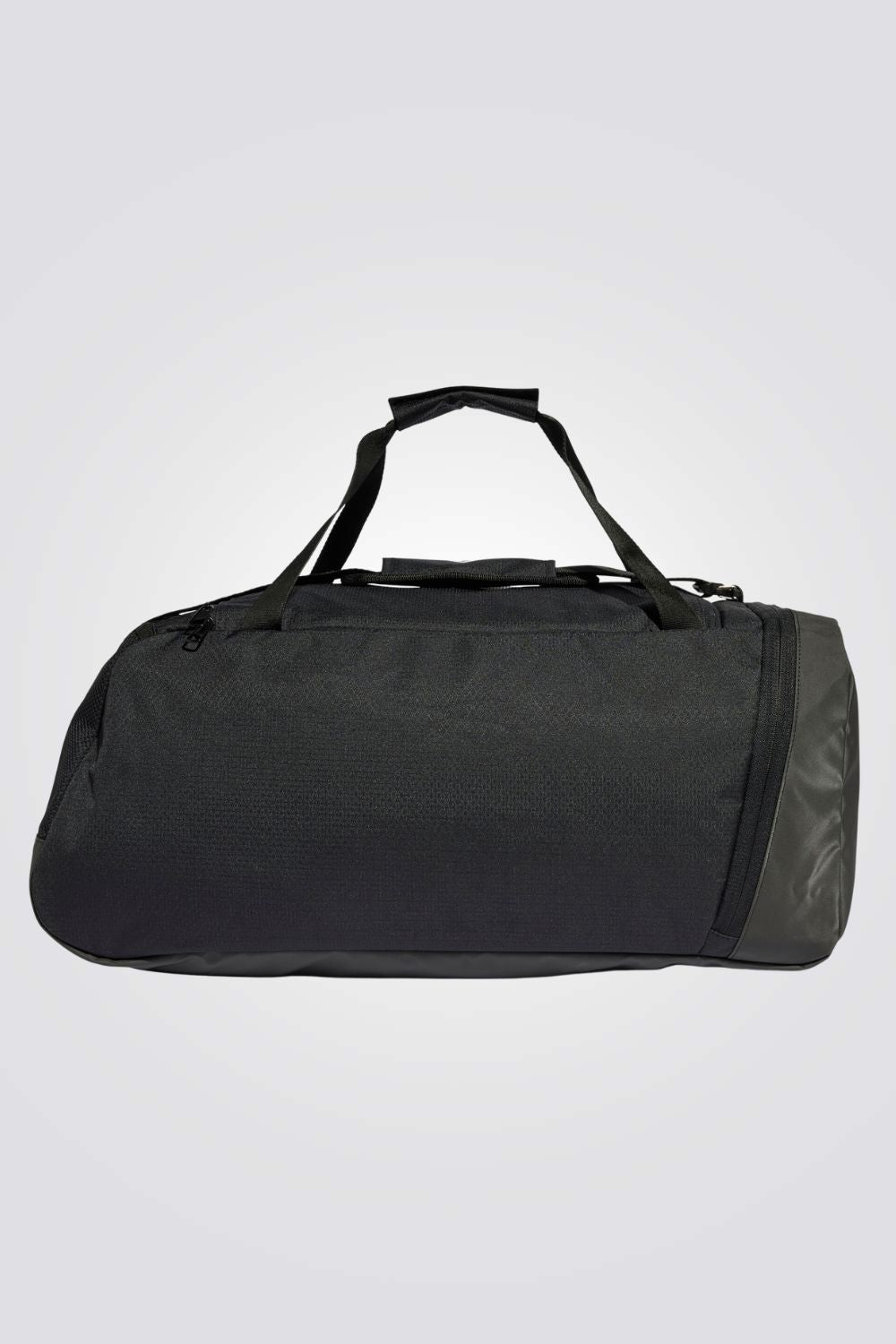 תיק מבית המותג ADIDAS, בעל תא איחסון רחב שמאפשר שמירה על החפצים שלך בדרך הנוחה ביותר. כיסי רוכסן קדמיים בסגירת רוכסן לאבטחה של הפריטים הקטנים והחשובים יותר. תחתית עמידה לשמירה על תקינות לאורך זמן. רצועת כתף מתכוננת להתאמה נוחה. מוצר זה מיוצר עם לפחות 50% חומרים ממוחזרים. על ידי שימוש חוזר בחומרים שכבר נוצרו, אנו עוזרים להפחית את הפסולת ואת ההסתמכות שלנו על משאבים סופיים ולהפחית את טביעת הרגל של המוצרים שאנו מייצרים  מידות: 30.5 ס"מ על 56.6 ס"מ על 26.5 ס"מ  נפח: 51.5 L הרכב בד: 100% פוליאסטר ממוחזר