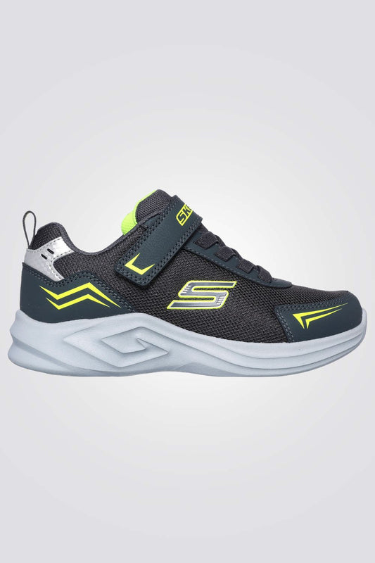 נעליים מבית המותג SKECHERS, בעלות מדרס רך במיוחד בטכנולוגית Skechers Air-Cooled Memory Foam שזוכר את תצורת הרגל שלהם ומבטיח נוחות מירבית בצורה הטובה ביותר. סולייה חיצונית שמספקת אחיזה מלאה בקרקע. רצועה עליונה בסגירת סקוטש להתאמה מושלמת.