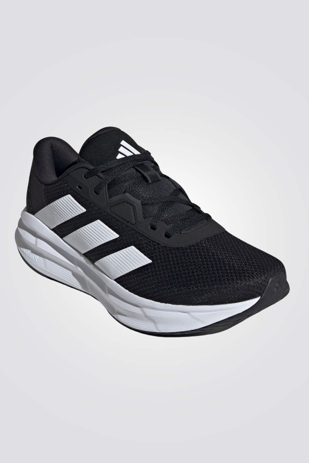 נעליים מבית המותג ADIDAS, בעלות מדרס פנימי בטכנולוגית Cloudfoam. שמספקת מעטפת רכה והופכת כל צעד לנוח במיוחד. סולייה חיצונית שמאפשרת אחיזה מלאה בקרקע.