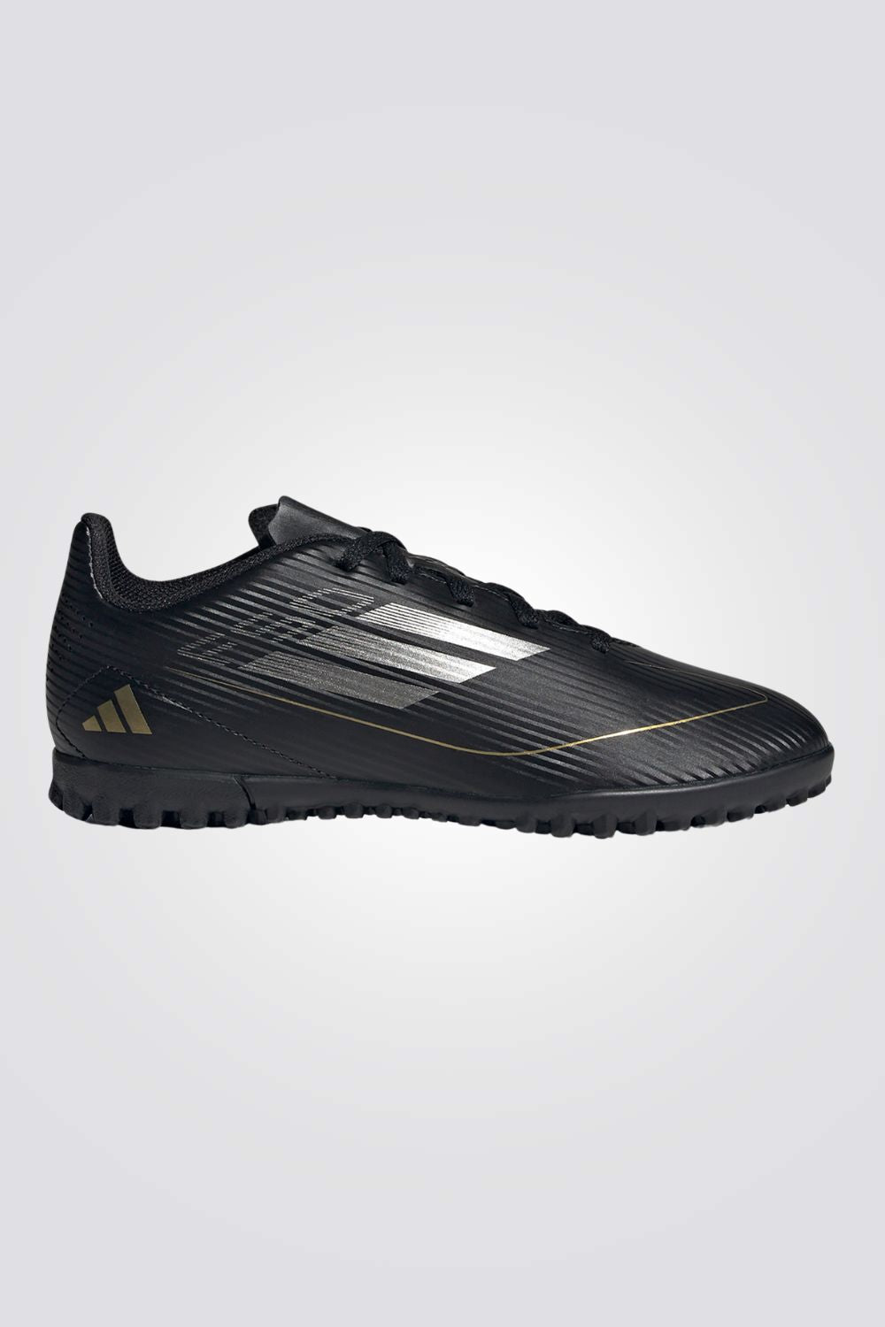 נעליים מבית המותג ADIDAS, בעלות מדרס פנימי ששומר על הרגל ומספק מעטפת רכות בכל צעד. סולייה חיצונית מגומי שמספקת אחיזה מלאה בקרקע לאורך כל המשחק.