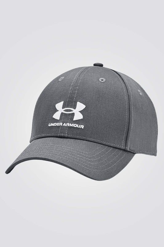 כובע מבית המותג UNDER ARMOUR, עשוי מבד נושם שמספק נוחות מירבית. רצועה אחורית מתכוננת עם אבזם מתכת להתאמה מושלמת