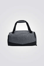 תיק מבית המותג UNDER ARMOUR ,  בעל תא איחסון גדול בסגירת רוכסן לשמירה על החפצים שלך בדרך הנוחה והבטוחה  ביותר. כיס גדול מאורר לבגדים המשומשים לאחר האימון. תחתית עשויה מחומר עמיד בשילוב טכנולוגיית  UA Storm שמספקת עמידות במים ושומרת על התיק לאורך זמן. רצועת כתף מרופדת ומתכוננת לנשיאה נוחה והתאמה מושלמת .  מידות: 22 ס"מ רוחב 22.6 ס"מ גובה 44.7  ס"מ אורך נפח 23L