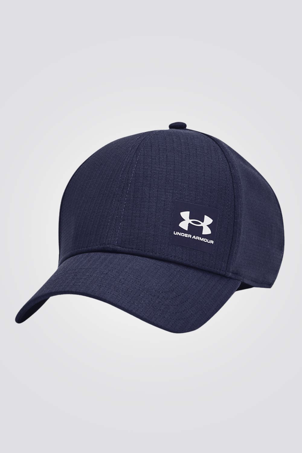 כובע מבית המותג UNDER ARMOUR, עשוי מבד מנדף זיעה בשילוב עם טכנולוגית ArmourVent ששומר על הראש שלך מאורר לאורך כל היום. רצועה אחורית בשילוב פס  מנדף זיעה so-Chill שעוזר לפיזור החום בחלק האחורי  בתוספת אבזם להתאמה מושלמת 